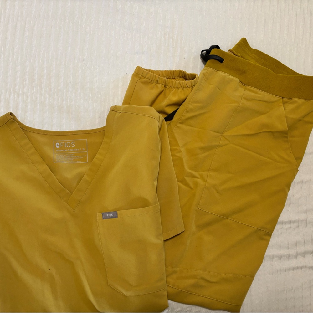 FIGS Women’s Gold top and Pants